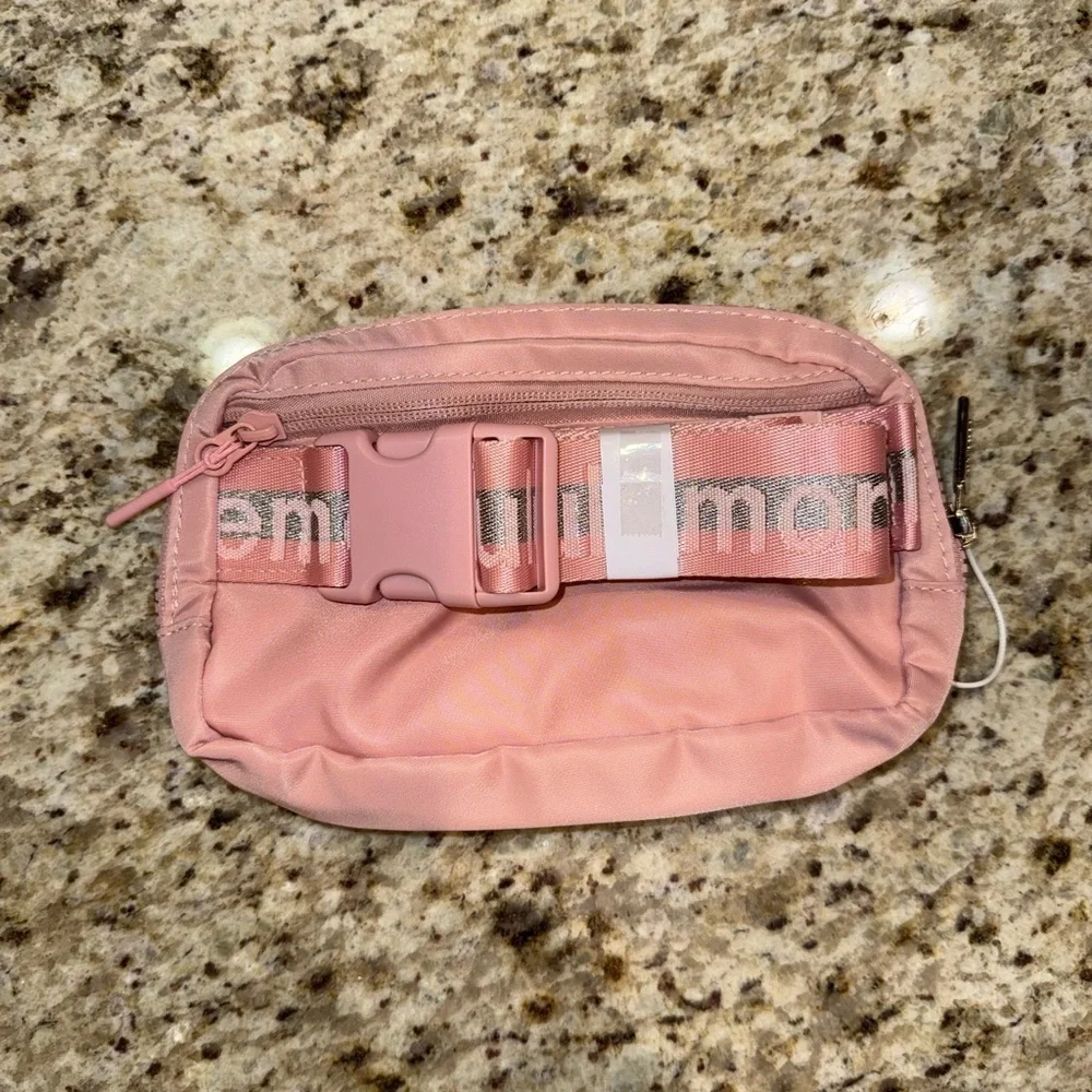 Lululemon Everywhere Belt Bag, 1L Pack Zip Closure Adjustable Strap Unisex